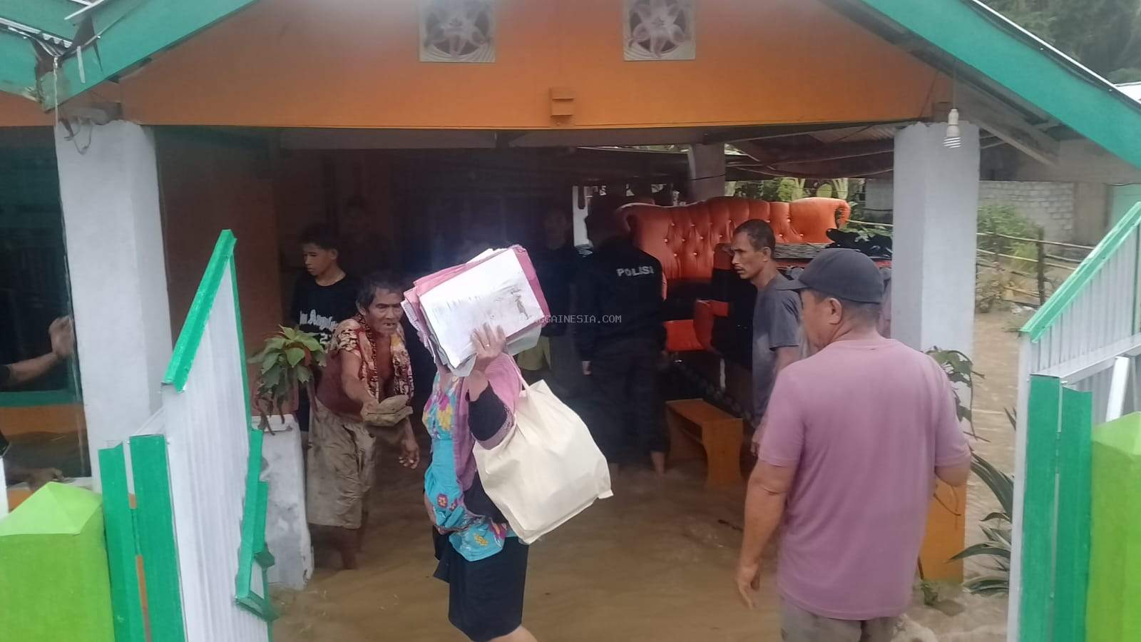  Banjir Rendam Desa Balaang Banggai, Polsek Nuhon Evakuasi Warga
