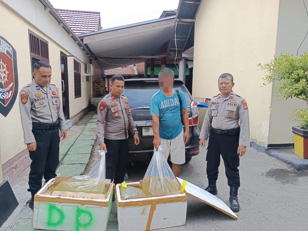  Polisi Berhasil Cegat Minibus yang Memuat 120 Liter Cap Tikus asal Bunta