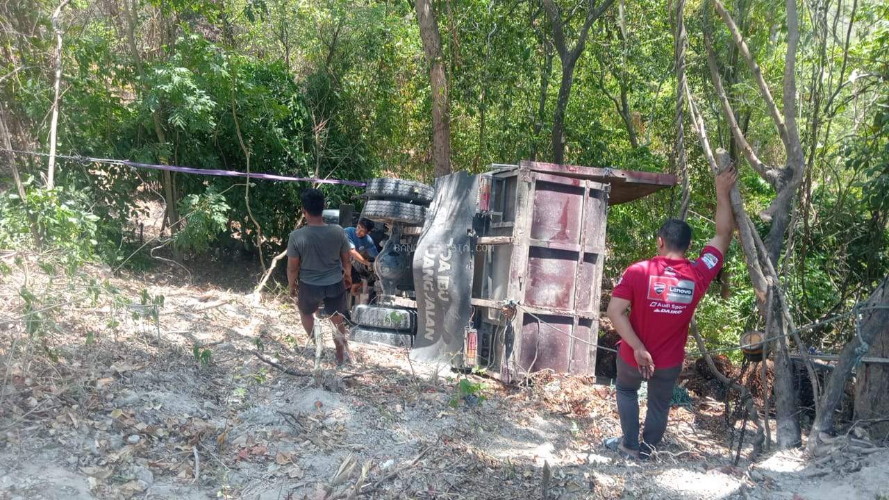Gagal Menanjak di Lipatan 4 Pagimana, Truk Sawit Terperosok ke Jurang