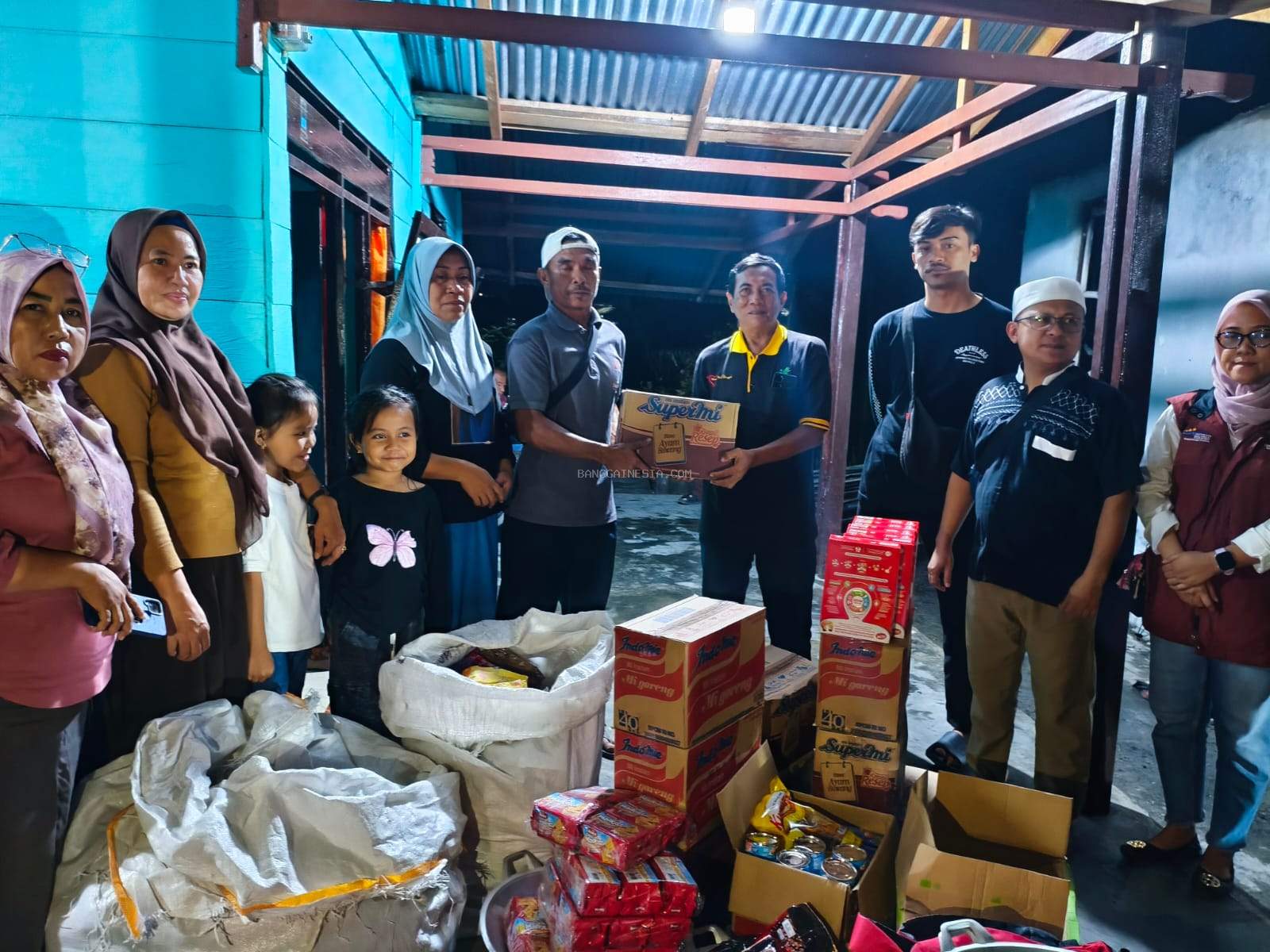Dinsos Banggai Salurkan Bantuan Logistik bagi Korban Kebakaran di Hanga-Hanga
