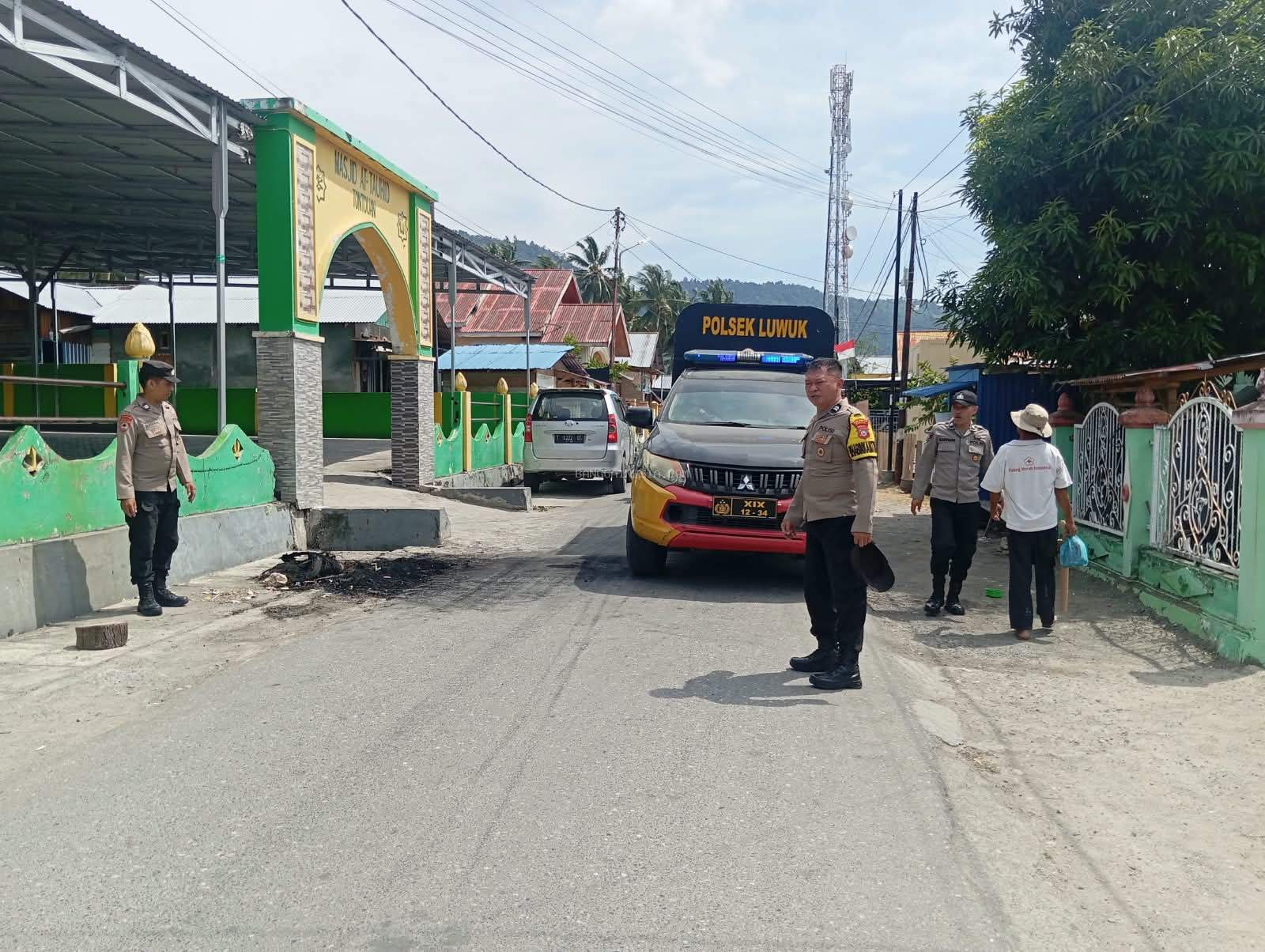  Aksi Blokade Jalan dengan Bakar Ban di Tontouan Mereda, Polsek Luwuk Mediasi Pembagian Air Bersih